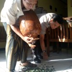 Suwanto saat memghitung uang yang ada di dalam guci kuno